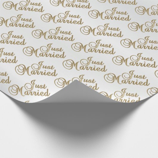 Just Married in Gold Script Schriftart - Hochzeit Geschenkpapier (Ecke)