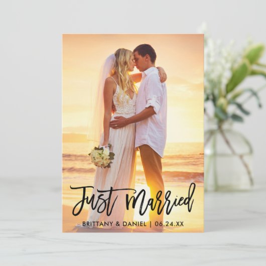 Just Married Modern Brush Script Foto Ankündigung (Stehend Vorderseite)