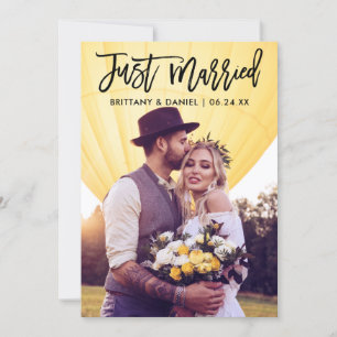 Just Married Modern Brush Script Foto Hochzeit Ankündigung