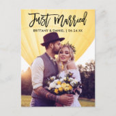Just Married Modern Brush Script Foto Hochzeit Postkarte (Vorderseite)