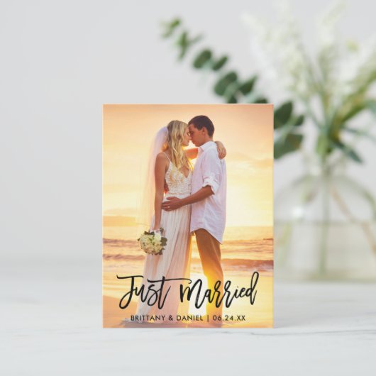 Just Married Modern Brush Script Foto Postkarte (Stehend Vorderseite)