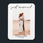 Just Married Modern Script Foto Minimal Wedding A Magnet<br><div class="desc">Einfache und elegante minimalistische "Just Married" Hochzeitsankündigung Magnetkarte. Bearbeiten Sie diese,  um Ihr eigenes Foto hinzuzufügen.</div>