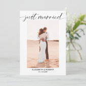 Just Married Modern Script Foto Minimal Wedding Ankündigung (Stehend Vorderseite)