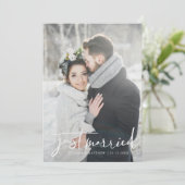 Just Married Modern Script Wedding Foto Ankündigung (Stehend Vorderseite)