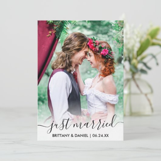 Just Married Modern Trendly Script Overlay Card Dankeskarte (Stehend Vorderseite)