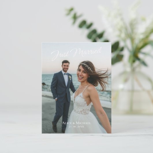 Just Married Modern Wedding Foto Ankündigung Postkarte (Stehend Vorderseite)
