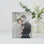 Just Married Moderne Lässige Script Hochzeit Ankündigungspostkarte (Stehend Vorderseite)