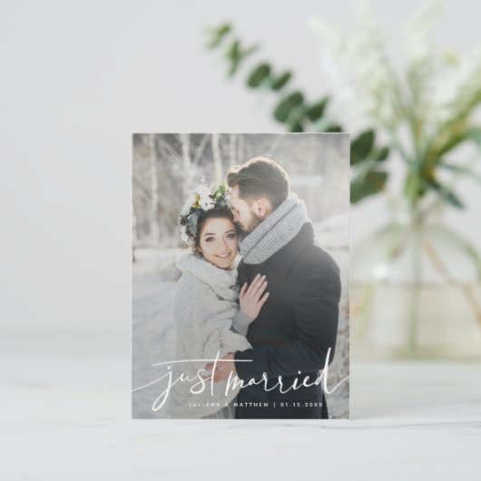 Just Married Moderne Lässige Script Hochzeit Ankündigungspostkarte (Stehend Vorderseite)