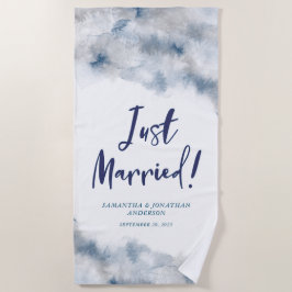 Just Married Mr. und Mrs Blue and Gray Watercolor Strandtuch