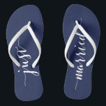Just Married Navy Blue Wedding Party Flip Flops Badesandalen<br><div class="desc">Nur verheiratet einfache marineblaue Hochzeitsfeier Flip Flops mit schlanken Gurten</div>