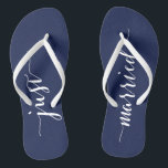 Just Married Navy Blue Wedding Party Flip Flops Badesandalen<br><div class="desc">Nur verheiratet einfache marineblaue Hochzeitsfeier Flip Flops mit schlanken Gurten</div>