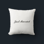 "Just Married" Pillow Kissen<br><div class="desc">"Just Married" Kissen ist perfekt für die Neuvermählten. Ihre Namen und ihr Hochzeitstermin können zur zusätzlichen Personalisierung auf der Vorder- oder Rückseite hinzugefügt werden.</div>