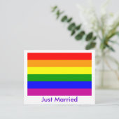 Just Married Rainbow Pride Ankündigungspostkarte (Stehend Vorderseite)