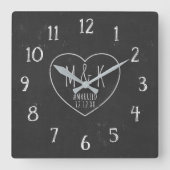 Just Married Rustic Heart Monogram Imitats Chalkbo Quadratische Wanduhr (Vorderseite)