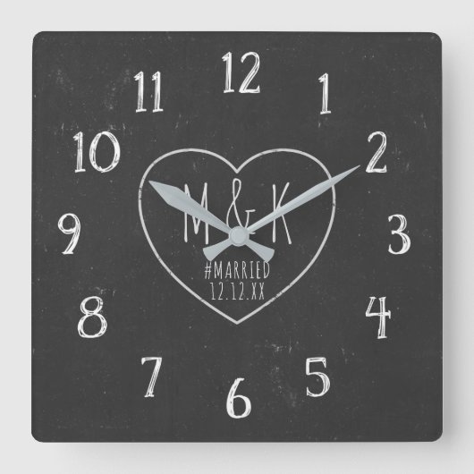 Just Married Rustic Heart Monogram Imitats Chalkbo Quadratische Wanduhr (Vorderseite)