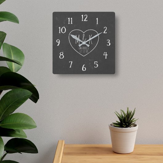 Just Married Rustic Heart Monogram Imitats Chalkbo Quadratische Wanduhr