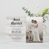 Just Married Rustic Wood Foto Post Hochzeit Einladung (Stehend Vorderseite)