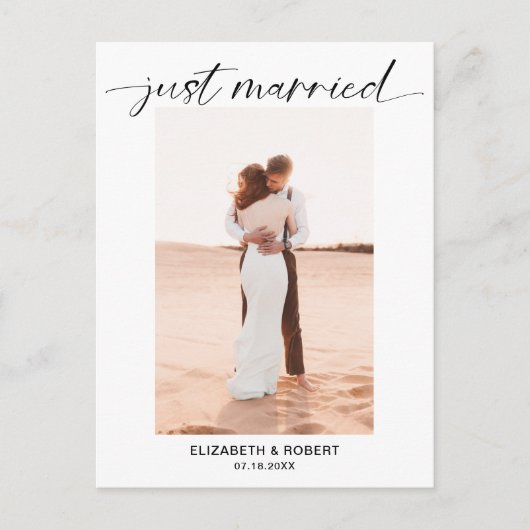 Just Married Script Foto Minimalistisch Elegante C Ankündigungspostkarte (Vorderseite)