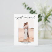 Just Married Script Foto Minimalistisch Elegante C Ankündigungspostkarte (Stehend Vorderseite)
