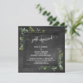 Just Married Script Greenery Bouquet auf Chalkboar Einladung (Stehend Vorderseite)