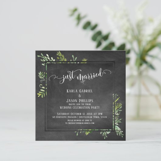 Just Married Script Greenery Bouquet auf Chalkboar Einladung (Stehend Vorderseite)