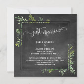 Just Married Script Greenery Bouquet auf Chalkboar Einladung (Vorderseite)