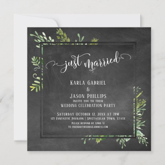 Just Married Script Greenery Bouquet auf Chalkboar Einladung (Vorderseite)