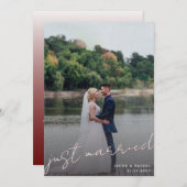 Just Married Script Overlay Dark Red Foto Wedding Ankündigung (Vorne/Hinten)