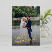 Just Married Script Overlay Hochzeitsankündigung Folieneinladung (Stehend vorne)