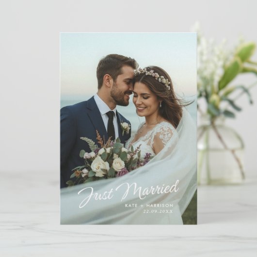 Just Married Script Wedding Foto Ankündigung (Stehend Vorderseite)