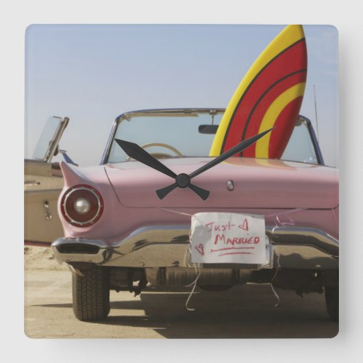 Just Married Sign And Surfboard Quadratische Wanduhr (Vorderseite)