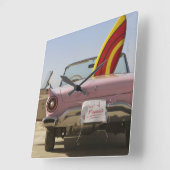 Just Married Sign And Surfboard Quadratische Wanduhr (Winkel)