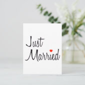 Just Married (Skript mit rotem Herzen) Ankündigungspostkarte (Stehend Vorderseite)