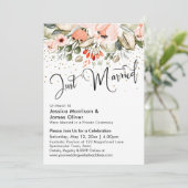 Just Married Typography Blush Floral Gold Confetti Einladung (Stehend Vorderseite)
