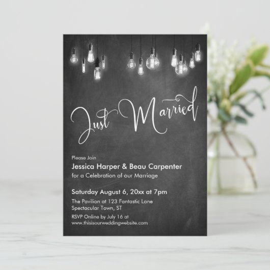 Just Married Typography Edison Lights Chalkboard Einladung (Stehend Vorderseite)