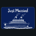 Just Married Wedding Flitterwochen Kreuzfahrtkabin Magnet<br><div class="desc">Perfekter Magnet für frisch verheiratete oder gerade verheiratete und auf Hochzeitsreise reisende Hochzeitsreisende. Kreuzfahrtschiff Kabine Tür Marker zu helfen,  Ihr Statoom zu finden. Die Farbe des Hintergrundblau kann an Ihre Hochzeitsfarbe(n) angepasst werden. Spaß beim Hochzeitsgeschenk für das verheiratete Paar.</div>