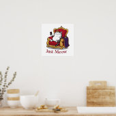 Just Meow Fluffy Cat auf Luxury Throne Bed Poster (Küche)