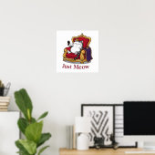 Just Meow Fluffy Cat auf Luxury Throne Bed Poster (Heimbüro)