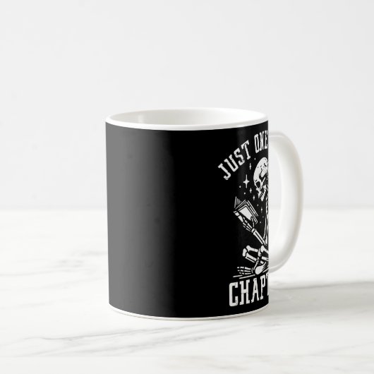 Just One More Chapter, Funny Skeleton Reading Book Kaffeetasse (VorderseiteRechts)