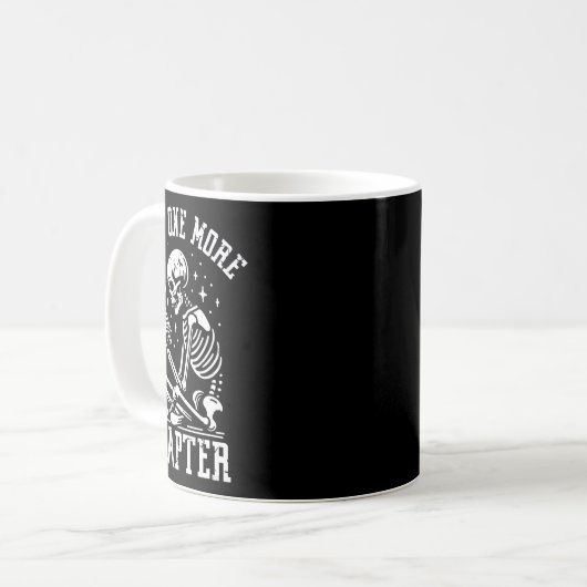 Just One More Chapter, Funny Skeleton Reading Book Kaffeetasse (Vorderseite Links)