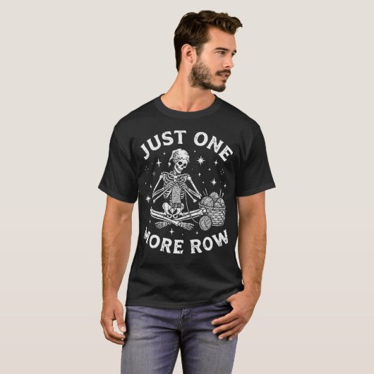 Just One More Row Funny Crochet Skeleton Quote T-Shirt (Vorne ganz)