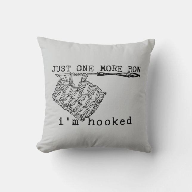 Just One More Row I'm Hooked Crochet Hook and Yarn Kissen (Vorderseite)