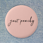 Just Peachy | Moderne Minimalistische Niedliche Sc Button<br><div class="desc">Einfaches,  stilvolles "Just peachy",  individuelles Zitat-Kunstdesign in moderner Schrift-Typografie in minimalistischem Design auf pastellfarbenem pfirsichfarbenem Hintergrund.</div>