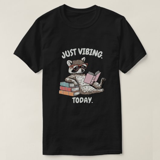 Just Vibing Today Raccoon Reading Design T-Shirt (Design vorne)