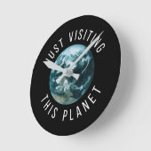 Just Visiting This Planet Black Runde Wanduhr (Winkel)
