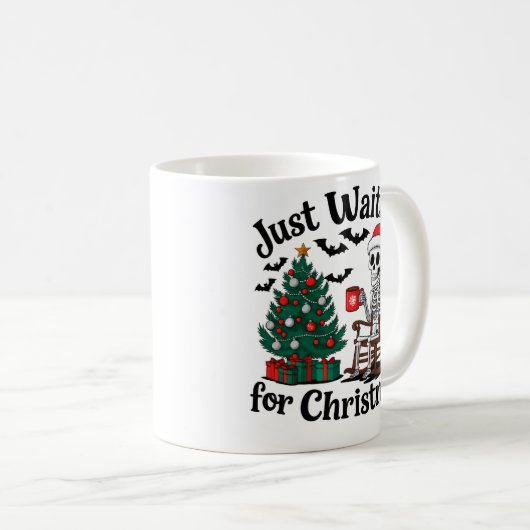 Just Waiting for Christmas Skeleton Mug | Funny Kaffeetasse (VorderseiteRechts)