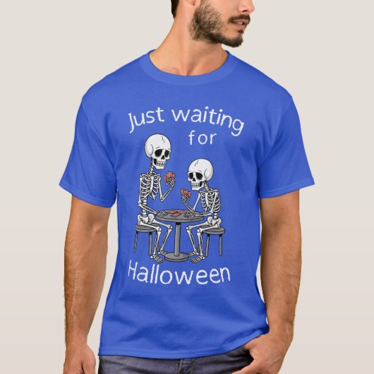 Just Waiting For Halloween Bored Skeletons Playing T-Shirt (Vorderseite)