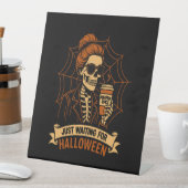 Just Waiting for Halloween Skeleton Sockelschild (In Situ)