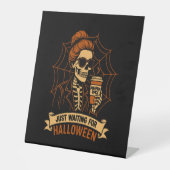 Just Waiting for Halloween Skeleton Sockelschild (Vorderseite)