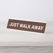 JUST WALK AWAY Funny Schreibtischnamensplakette (Vorderseite )